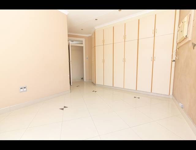 190M² BUILDING FOR SALE IN ARENA PARK